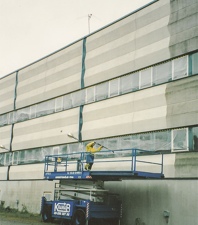 Fasadtvätt i Stockholm på fastighet med betongfasad